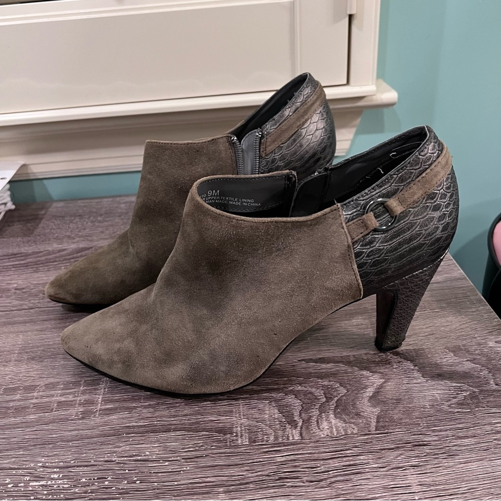 Bandolino suede booties